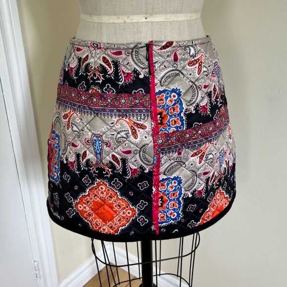 Zara| Vibrant quilted mini skirt featuring a paisley patchwork design. - Picture 6 of 11